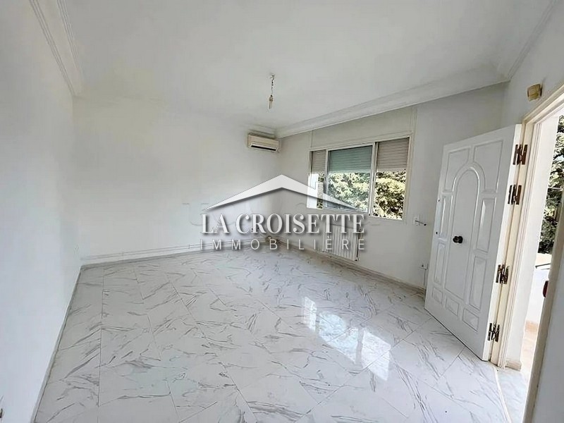 Etage de villa S+3 à La Marsa